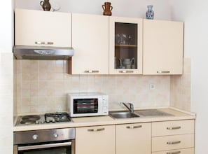 Huoneisto (Two-Bedroom Apartment with Balcony an) | Yksityinen keittiö | Jääkaappi