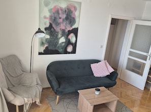 Huoneisto (Two-Bedroom Apartment with Balcony an) | Olohuone | Televisio