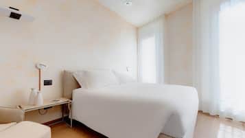 1 camera, una cassaforte in camera, ferro/asse da stiro