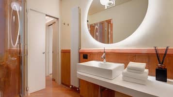 Doccia, asciugacapelli, asciugamani, sapone