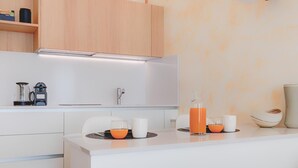 Wasserkocher mit Kaffee-/Teezubehör, Kühlschrank, Mikrowelle, Ofen