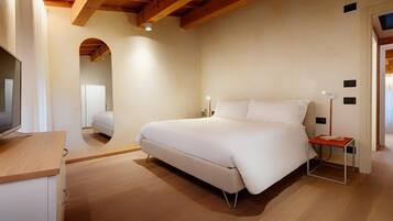 3 bedrooms, in-room safe, iron/ironing board, travel crib