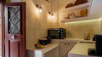 Fridge, oven, coffee/tea maker, electric kettle