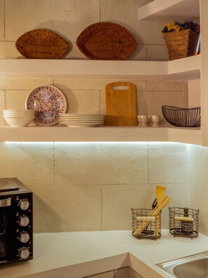 Fridge, oven, coffee/tea maker, electric kettle