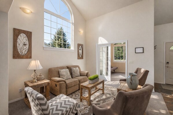 Flat-screen TV, fireplace, DVD player