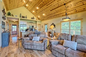 Een smart-tv, een open haard, een dvd-speler en een filmbibliotheek