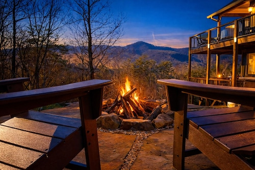 Breathtaking Mountain Views, Hot Tub, Pool Table, Arcade, & Pet Friendly