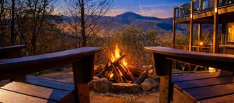 Breathtaking Mountain Views, Hot Tub, Pool Table, Arcade, & Pet Friendly