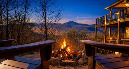 Breathtaking Mountain Views, Hot Tub, Pool Table, Arcade, & Pet Friendly