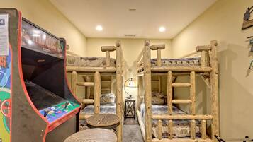 4 bedrooms, iron/ironing board, WiFi, bed sheets