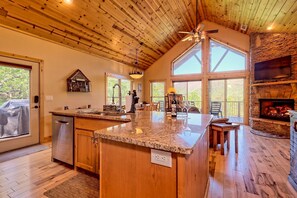 Interior - Breathtaking Mountain Views, Hot Tub, Pool Table, Arcade, & Pet Friendly (Cleveland)