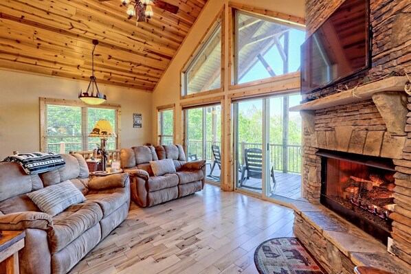 Smart TV, fireplace, DVD player, video library - Breathtaking Mountain Views, Hot Tub, Pool Table, Arcade, & Pet Friendly (Cleveland)