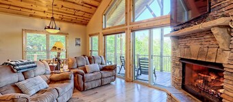 Breathtaking Mountain Views, Hot Tub, Pool Table, Arcade, & Pet Friendly