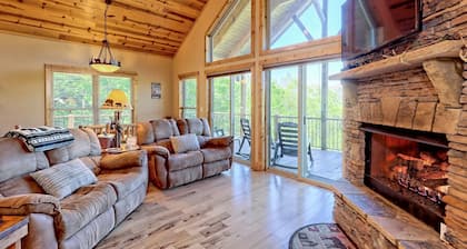 Breathtaking Mountain Views, Hot Tub, Pool Table, Arcade, & Pet Friendly