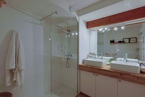 Bathtub, hair dryer, bidet, towels