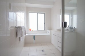 Bathtub, hair dryer, towels, shampoo - Golden Beach Family Home with Pool (Golden Beach)