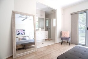 5 bedrooms, desk, iron/ironing board, travel crib - Golden Beach Family Home with Pool (Golden Beach)