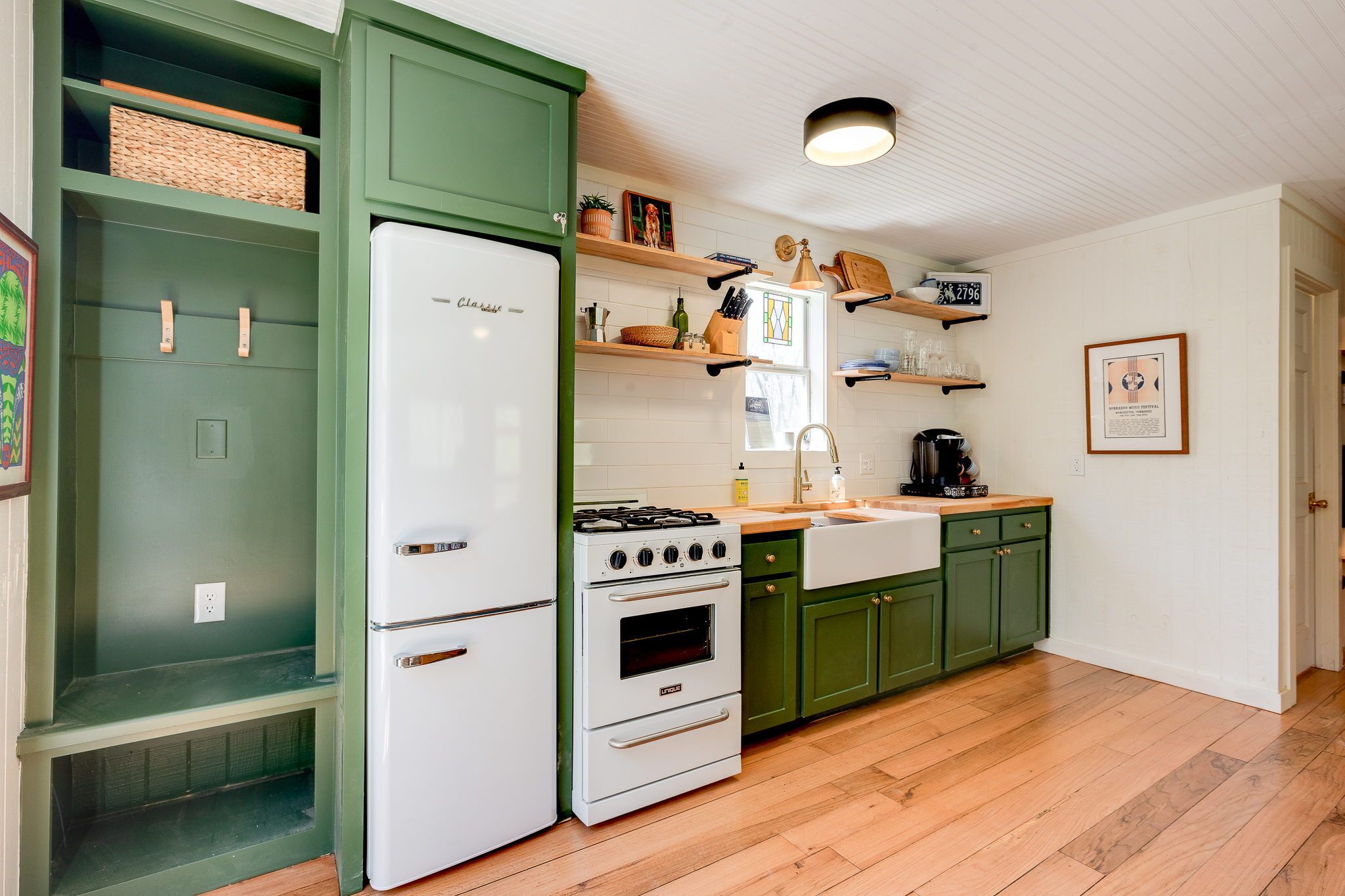 Fridge, oven, stovetop, coffee/tea maker