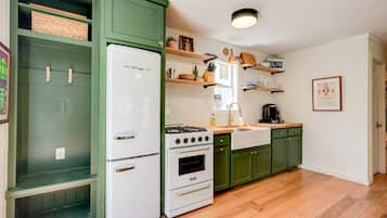 Fridge, oven, stovetop, coffee/tea maker