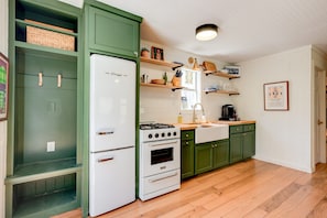 Fridge, oven, stovetop, coffee/tea maker