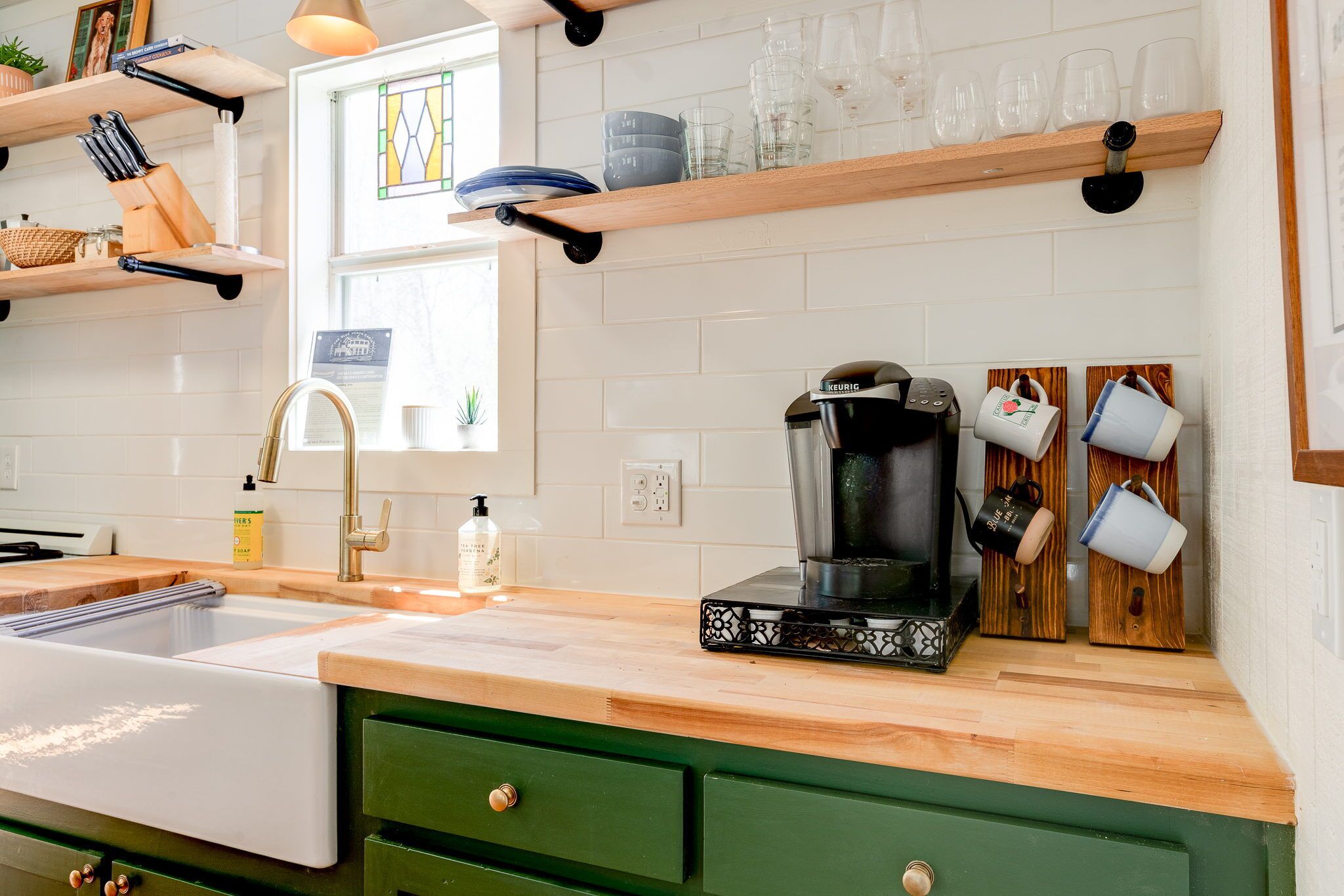 Fridge, oven, stovetop, coffee/tea maker