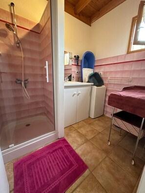 Shower, hair dryer, soap, toilet paper - Vacations in Périgord Noir. Private swimming pool. Fishing pond. Nice view. (Badefols-d'Ans)