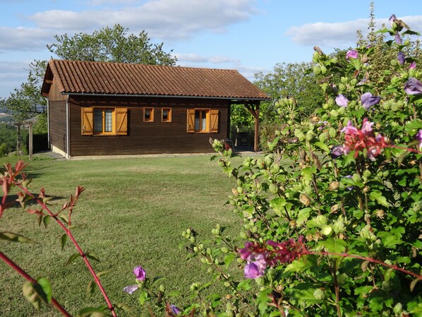 Property grounds - Vacations in Périgord Noir. Private swimming pool. Fishing pond. Nice view. (Badefols-d'Ans)