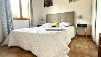 3 bedrooms, iron/ironing board, free WiFi, bed sheets