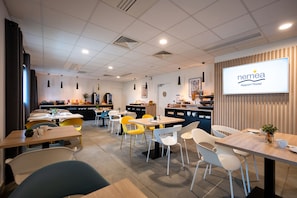 Daily to-go breakfast (EUR 16 per person)