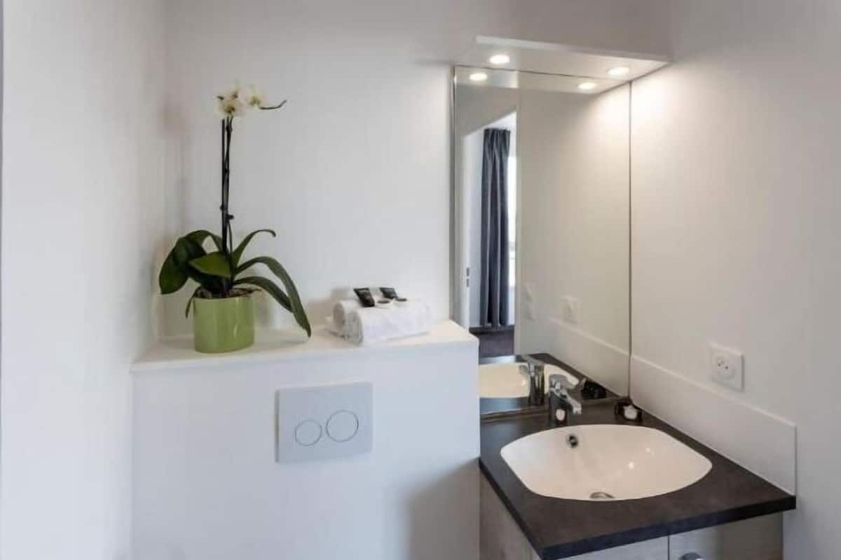 Badkamer | Een douche, een haardroger, handdoeken