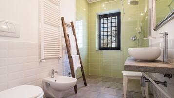 Douche, sĂšche-cheveux, bidet, serviettes fournies