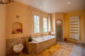 Ensemble baignoire-douche, séchoir à cheveux, bidet, serviettes fournies