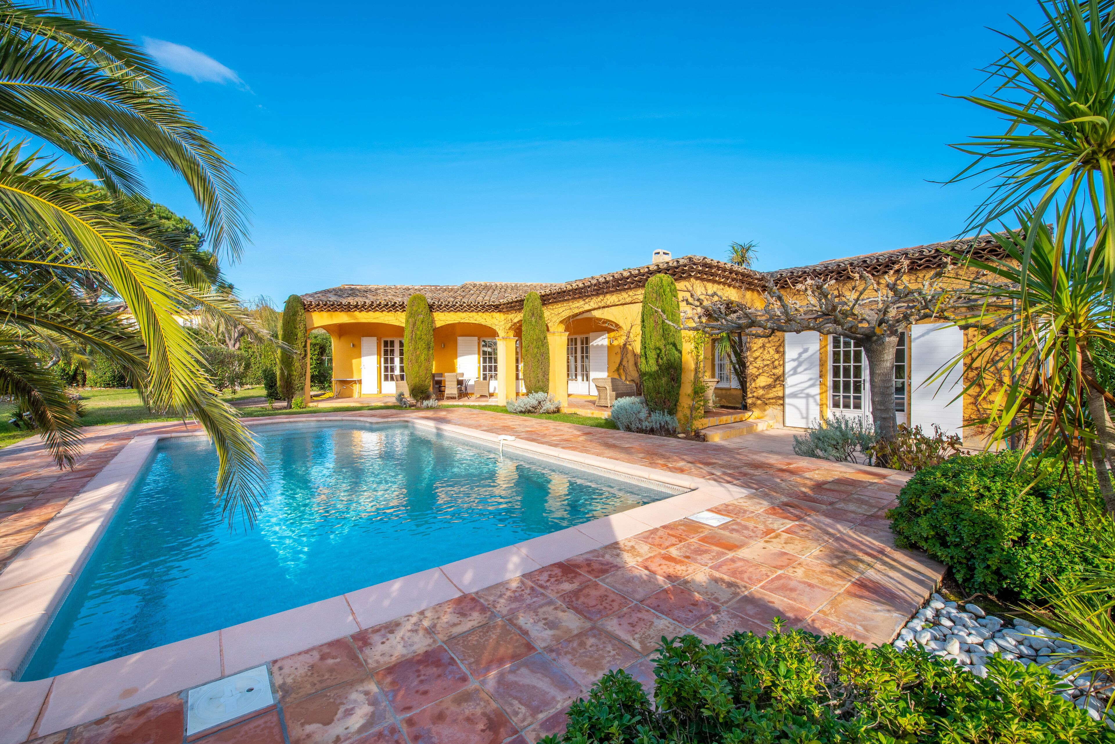 Utendørsbasseng og et oppvarmet basseng