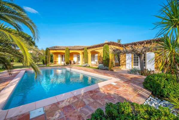 Een buitenzwembad en een verwarmd zwembad