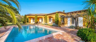 Villa in Grimaud overlooking the castle, heated pool.