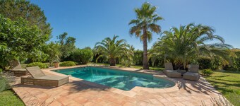 Villa in Grimaud overlooking the castle, heated pool.