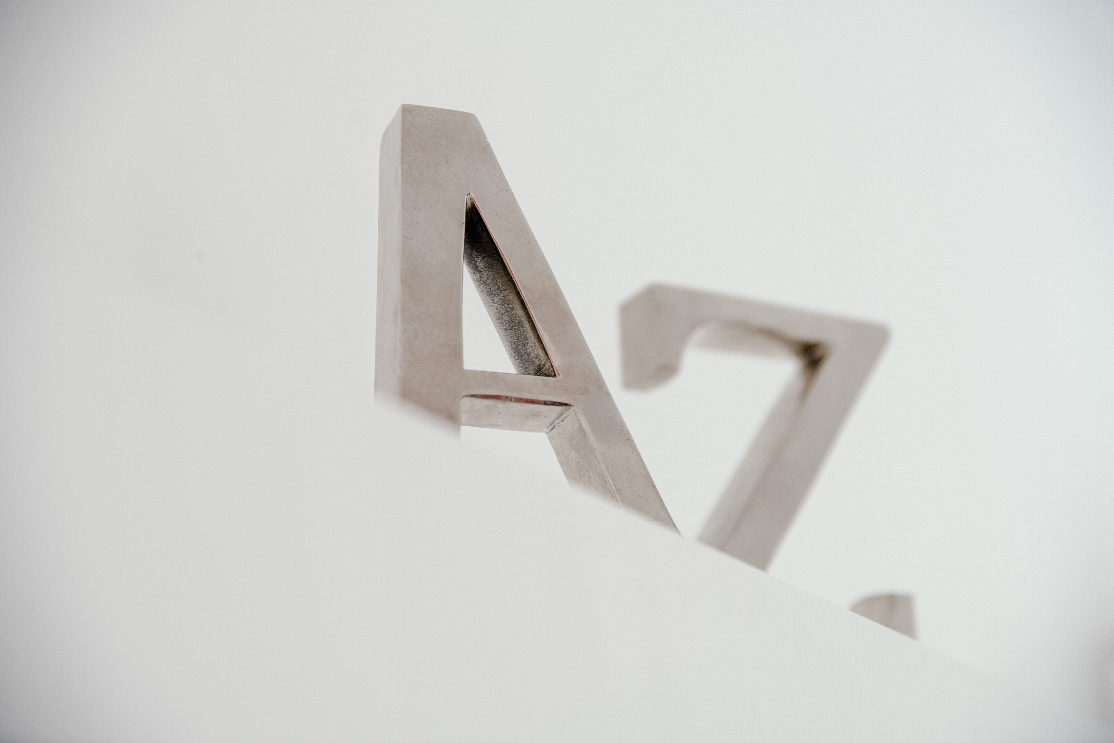 Un gros plan d’une structure métallique et géométrique sur laquelle les lettres « A » et « Z » sont clairement visibles.