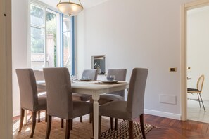 Familienapartment | Essbereich im Zimmer