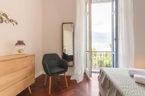Familienapartment | 3 Schlafzimmer, hochwertige Bettwaren, Daunenbettdecken, Schreibtisch