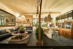 المنشأة من الداخل