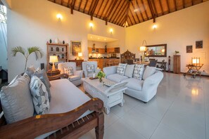 Villa, 3 habitaciones, alberca privada, vista a la alberca | Sala de estar | Reproductor de DVD