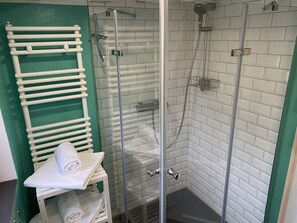 Shower, hair dryer, towels, soap - Half-timbered romance in the historic Hübingen Cottage (Hübingen)
