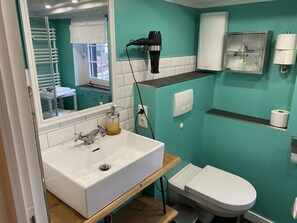 Dusche, Haartrockner, Handtücher, Seife