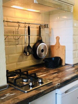 ثلاجة، ميكروويف، ماكينة لصنع القهوة/الشاي، محمصة خبز