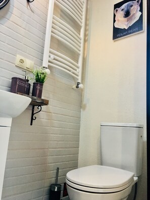 Combined shower/bathtub, jetted bath, bidet