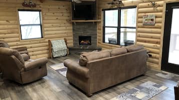 Una televisión, una chimenea, un altavoz inteligente