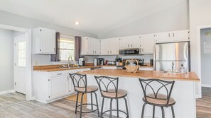 Een koelkast, een magnetron, een oven, een kookplaat