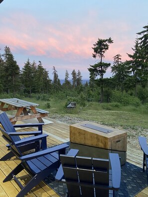 Outdoor dining - Modern Mountain View Getaway - 26 Acres (Lyle)