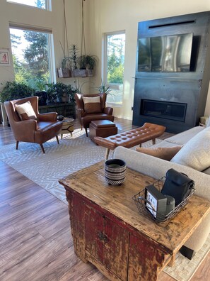 Smart TV, chimenea y libros 