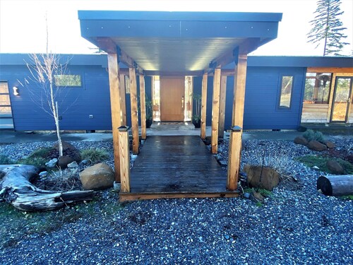 Modern Mountain View Getaway - 26 Acres